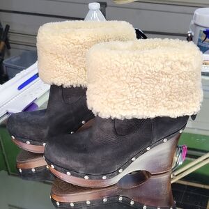 Womens 8 UGG Carnegie black suede & shearling-lined wedge boots. Excellent Cond.